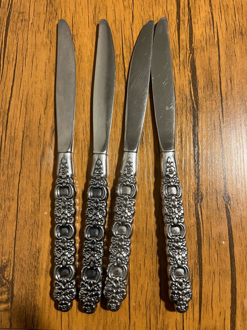4 Unbranded Vintage Floral Handled Dinner Knives Stainless Flatware